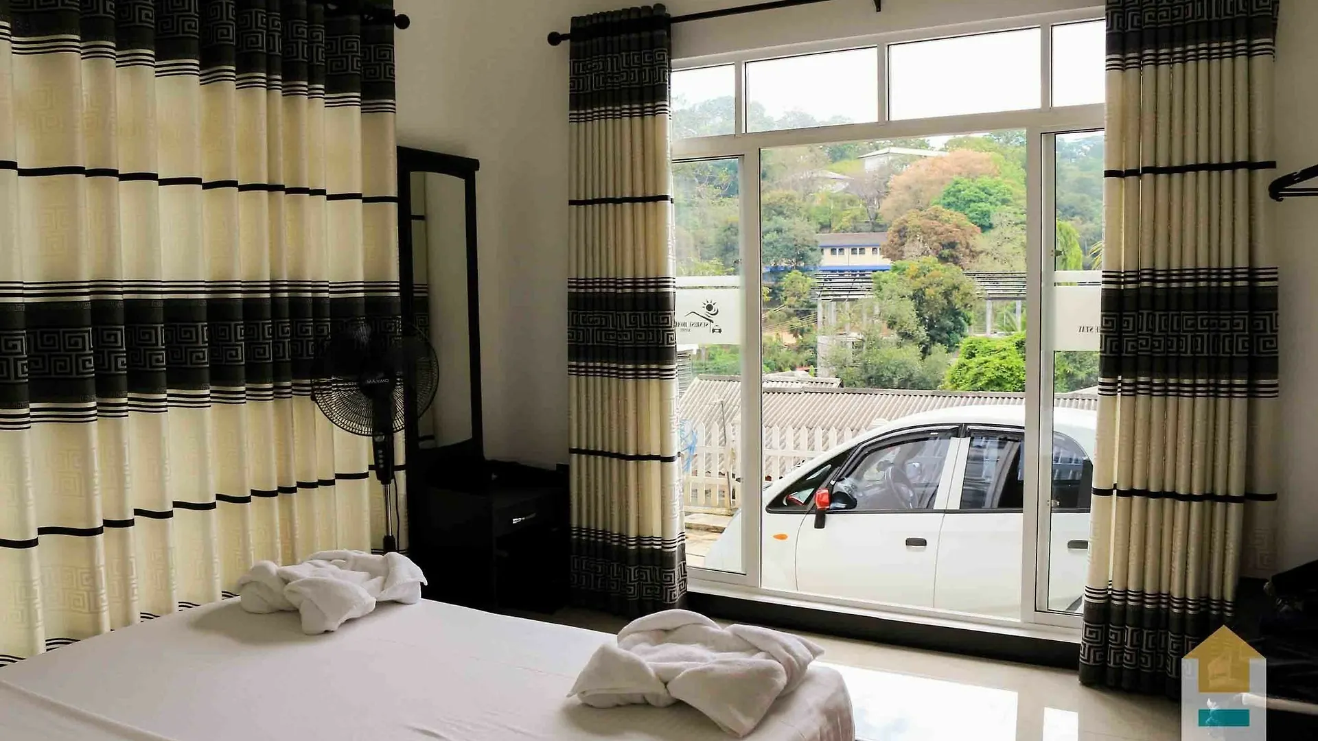 Mountain White Villa By Sunrise 康提